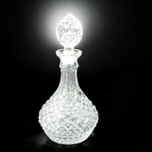 Vintage 12" Tall Crystal Whisky Decanter, Exquisite Glassware for Fine Spirits - Picture 5 of 6